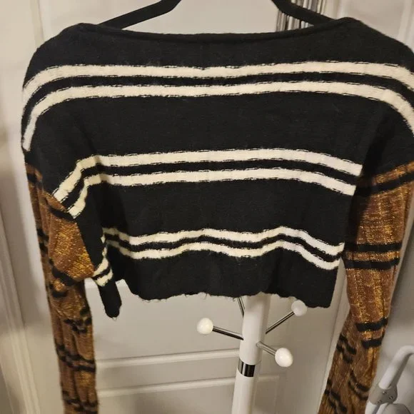 Crop Top Sweater - Picture 2 of 5
